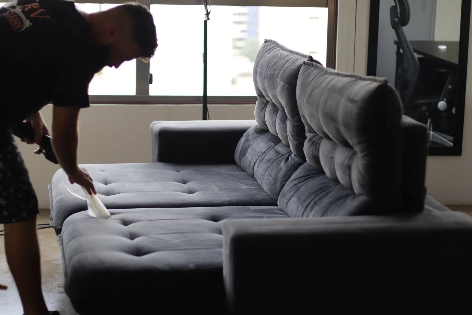 Profissional da RV Clean trabalhando nos detalhes do estofado.