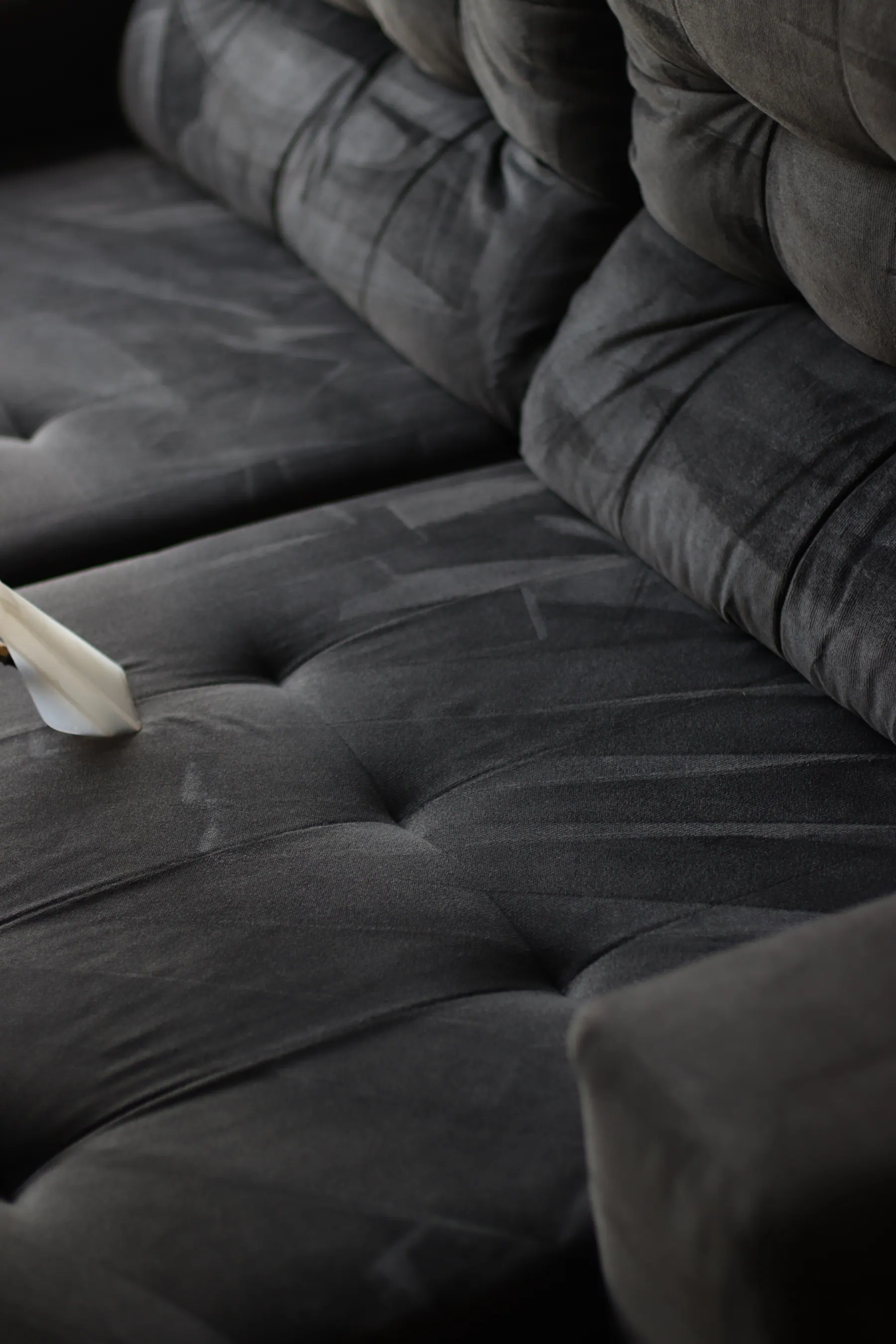 Aplicação técnica na superfície do sofá.