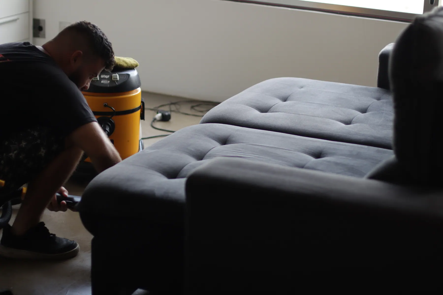 Extração e acabamento do sofá.