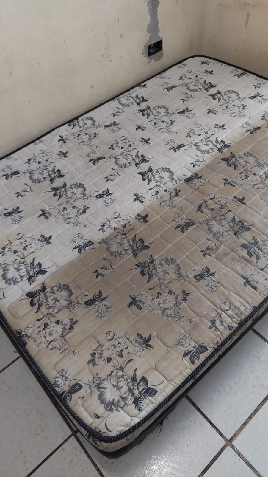 Colchão com metade limpa e metade suja após o processo de higienização.